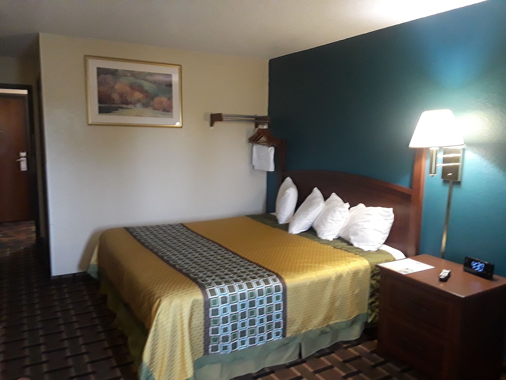 Faribault Hometown Inn & Suites 16/41