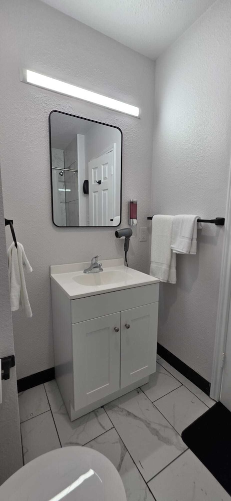 Howard Johnson by Wyndham Hillsboro TX 8/26