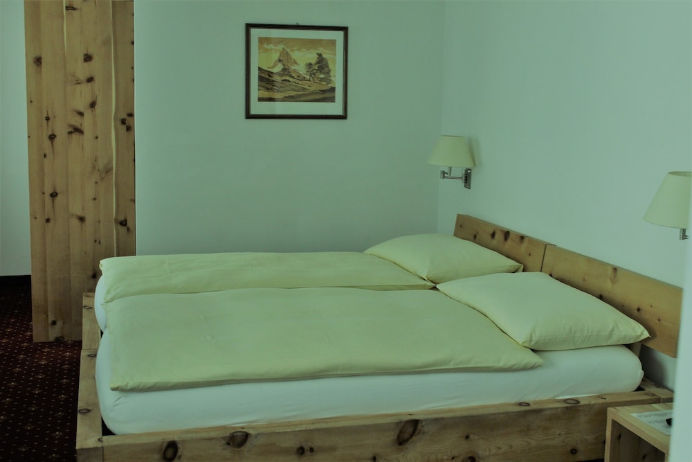 ROOM, DOUBLE BED, NORTH WING