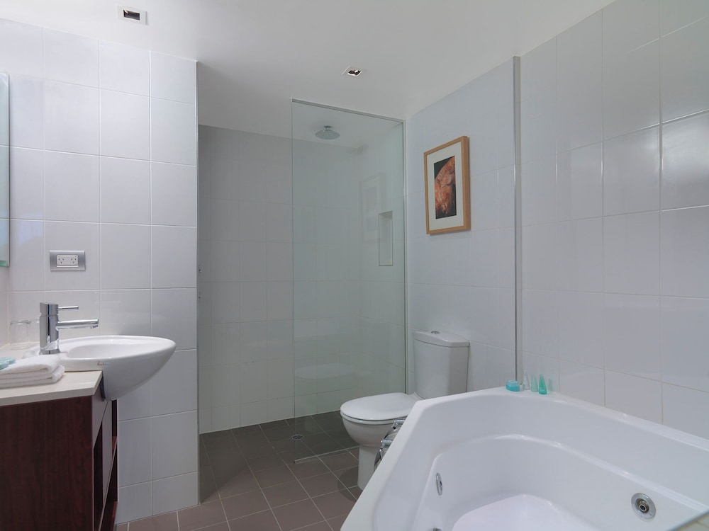 Spa, Suite, King Bed, River View, Amora Herencia Riverwalk Melbourne 4/7