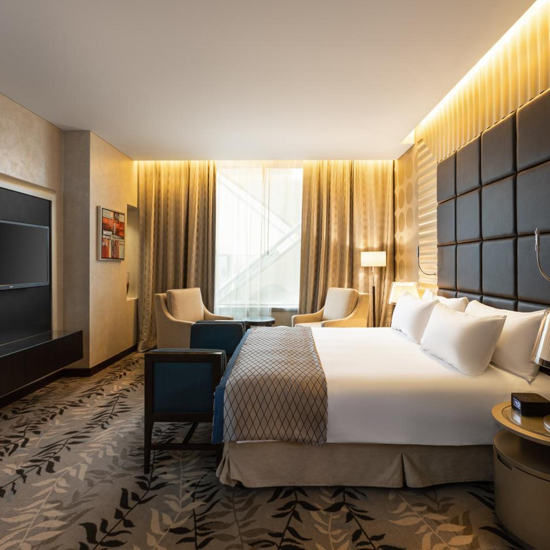 Crowne, Suite, Lounge Access