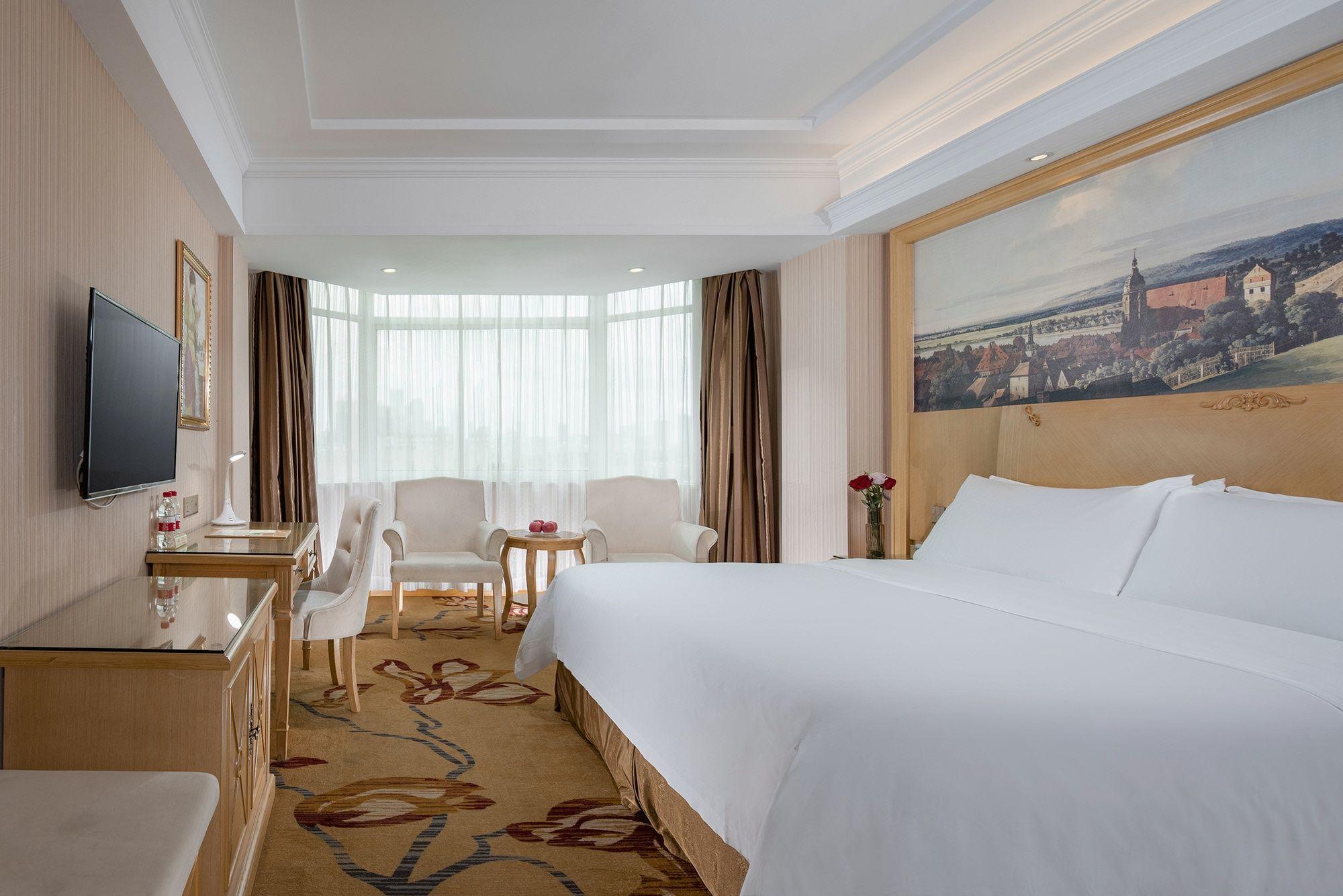 Vienna Hotel (Huizhou Railway Station) 19/35