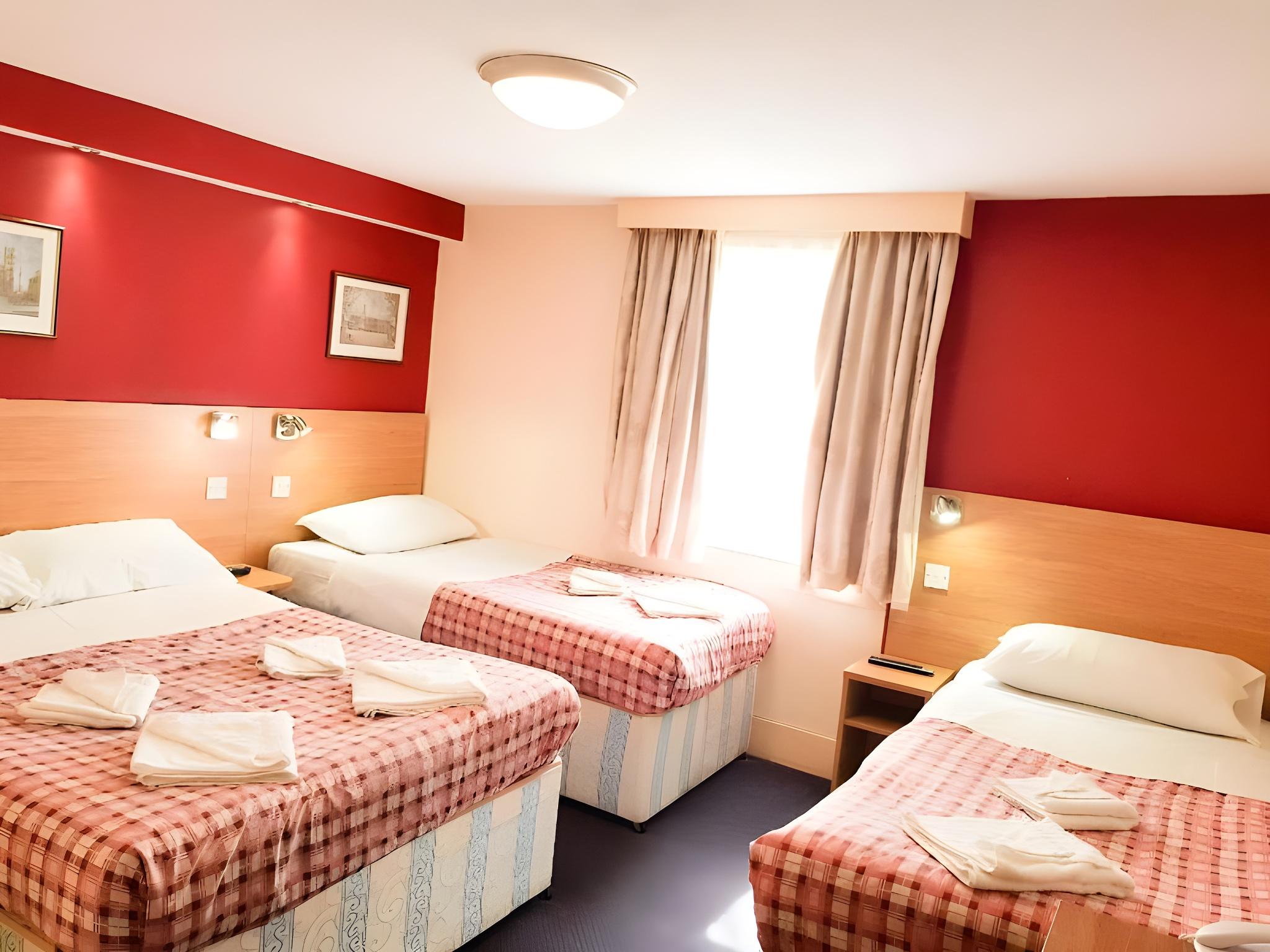 ROOM, QUADRUPLE