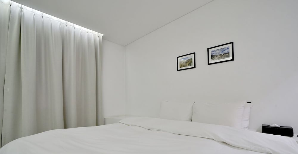 Golden Hotel 22/46