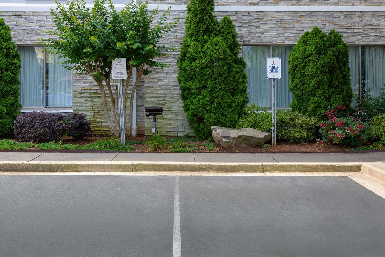 La Quinta Inn & Suites by Wyndham Atlanta Airport North 54/60