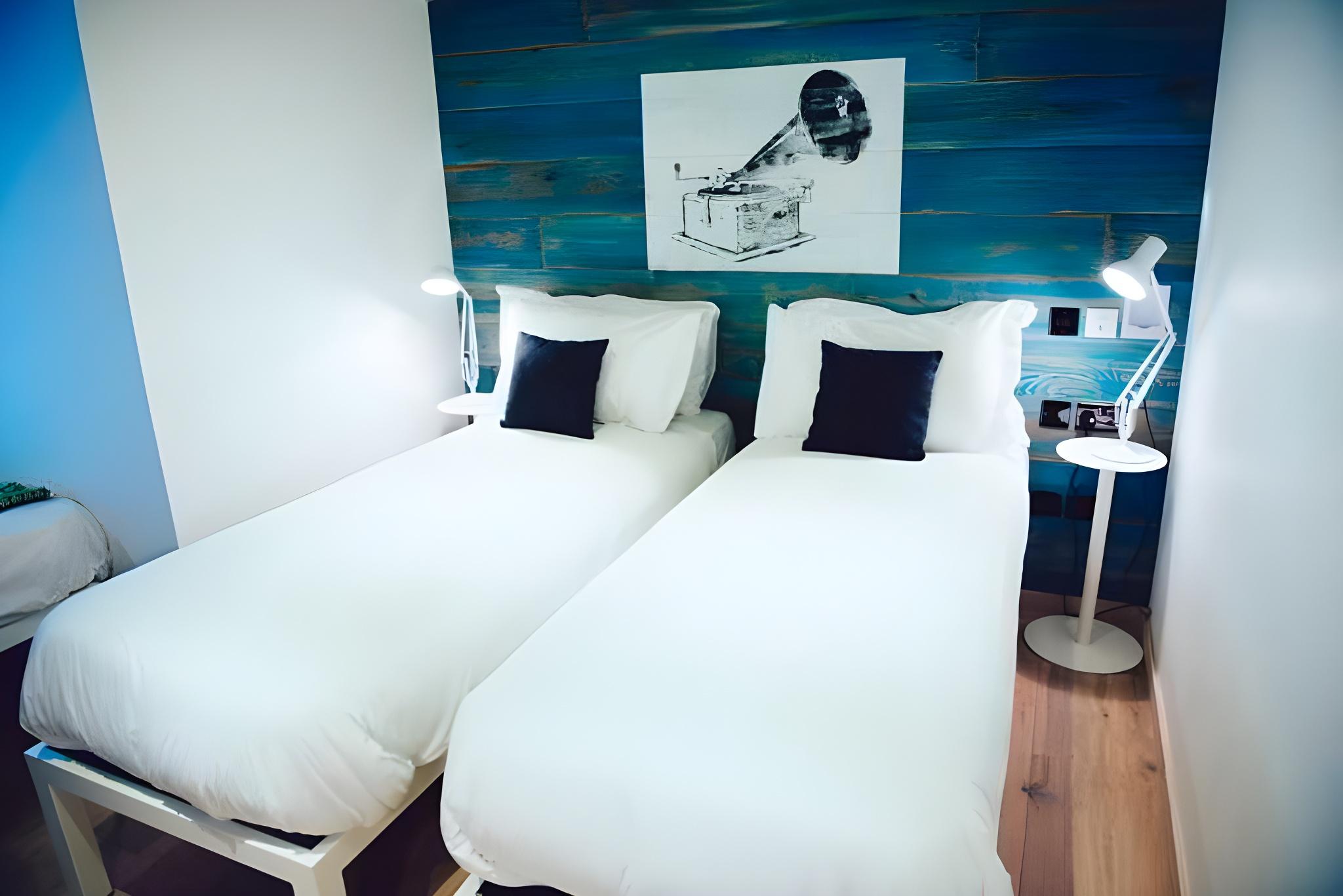 M Room, Twin Beds