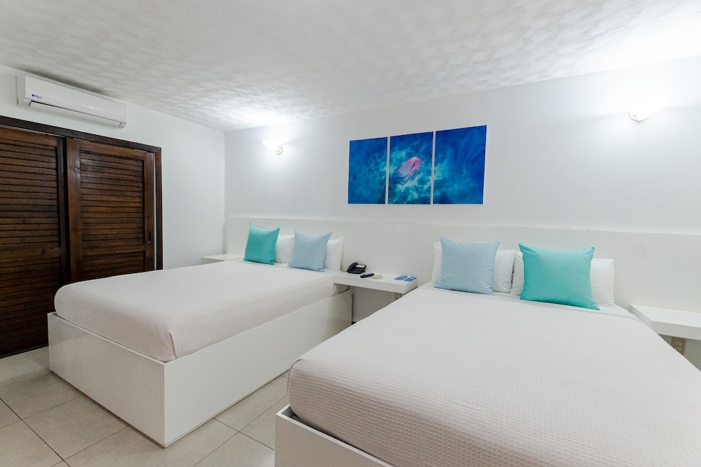 PARADISE, 2 QUEEN BEDS, BALCONY