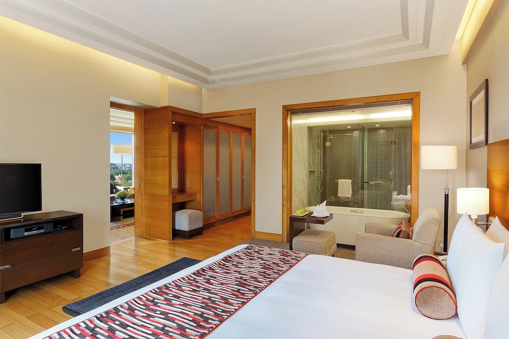 1 Bedroom, Suite, King Bed, Pool View, Club Lounge Access