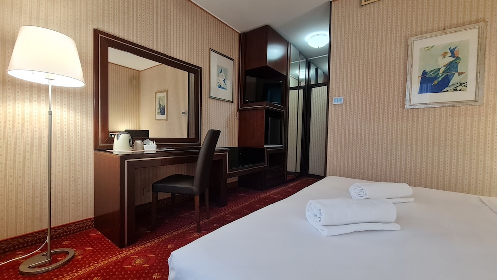 غرفة قياسية بسرير مزدوج، Venice Michelangelo Hotel 7/10