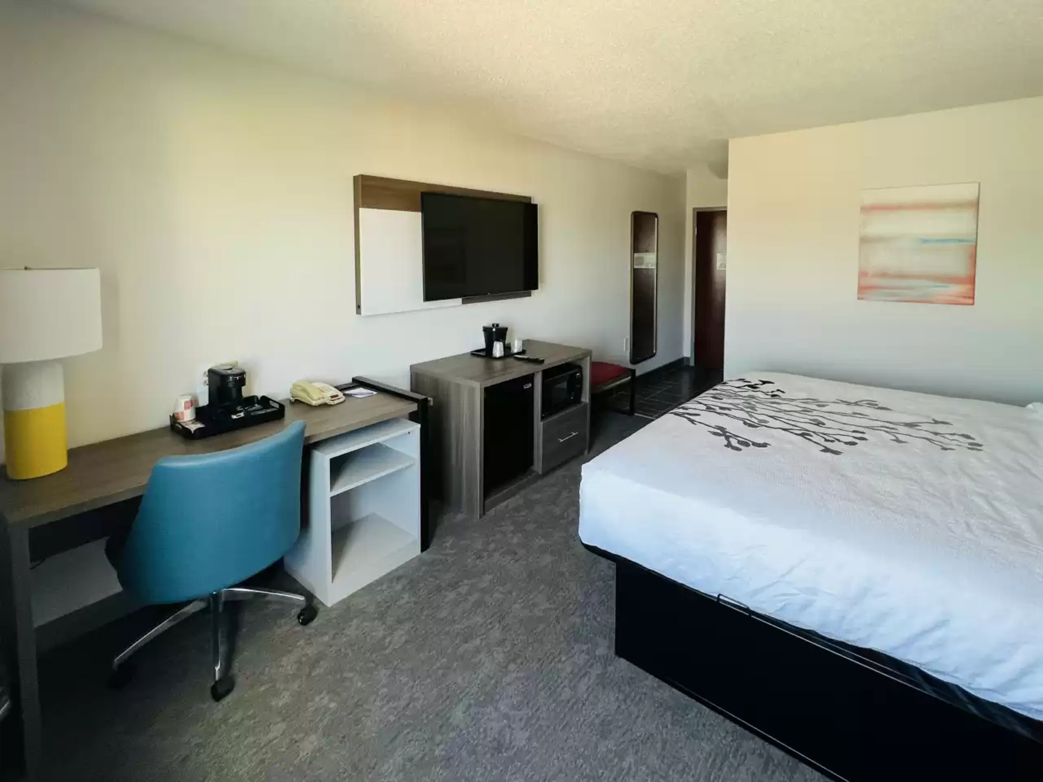 غرفة بسرير كينج للمدخنين، Comfort Inn Emporia 3/3
