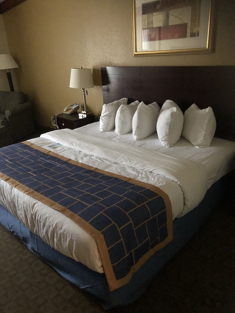 Days Inn & Suites by Wyndham Tahlequah 6/13