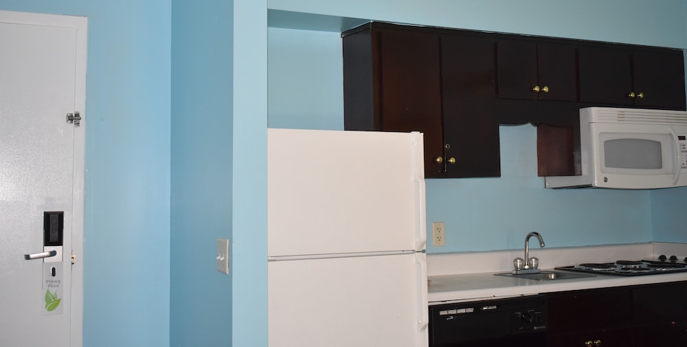 Guest Cottage & Suites 60/60