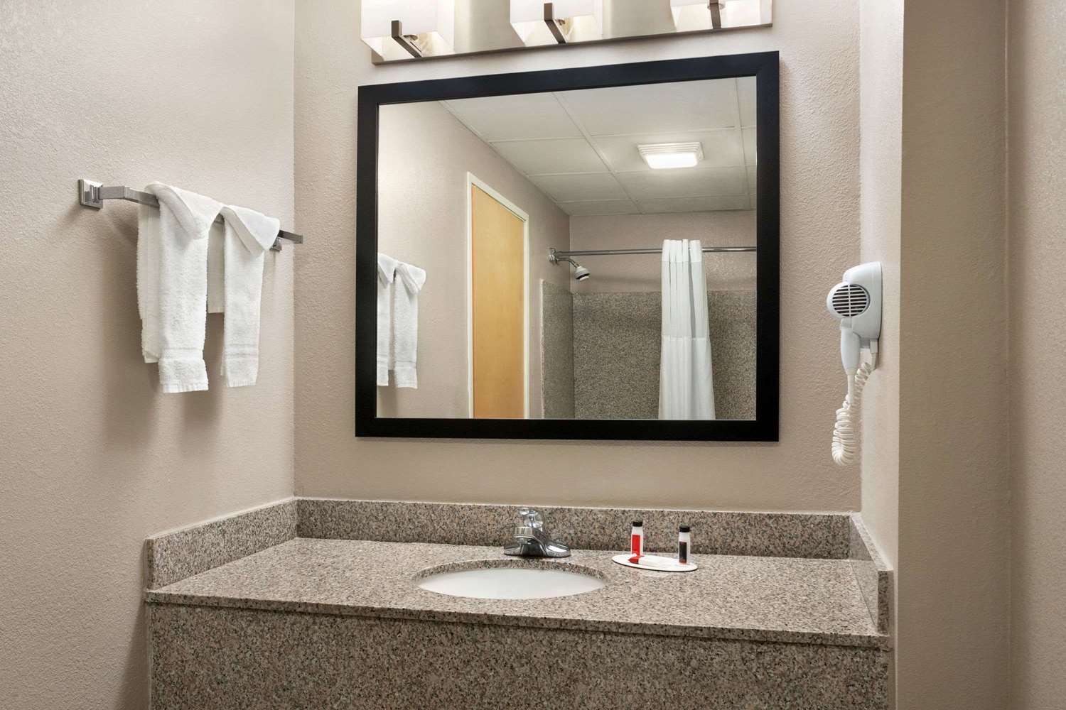 Days Inn & Suites by Wyndham Murfreesboro 17/19