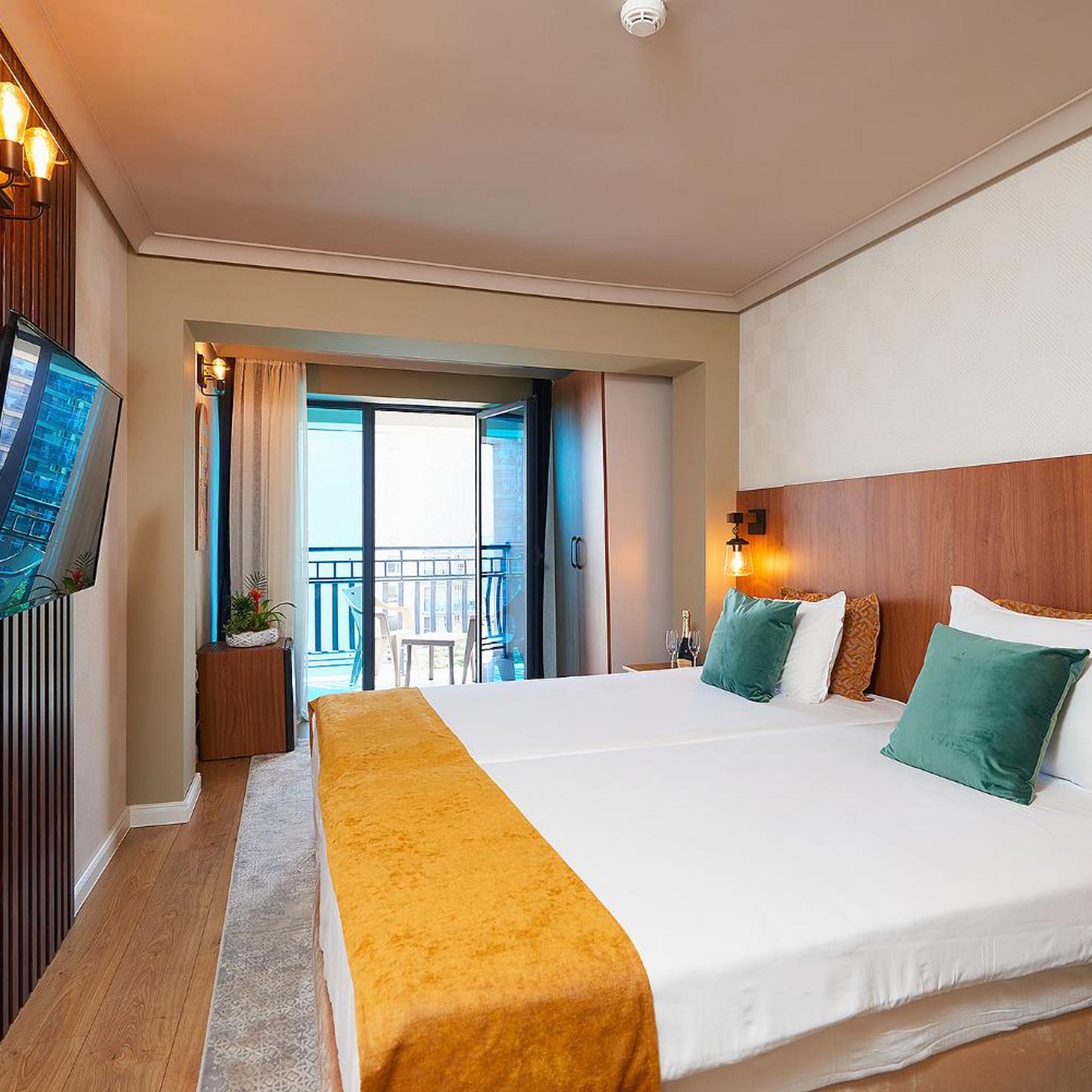 Comfort, Twin Beds, Side Sea View, Balcony, High Floor