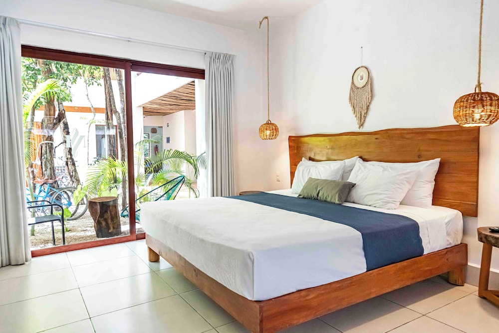 STANDARD, KING BED, BALCONY