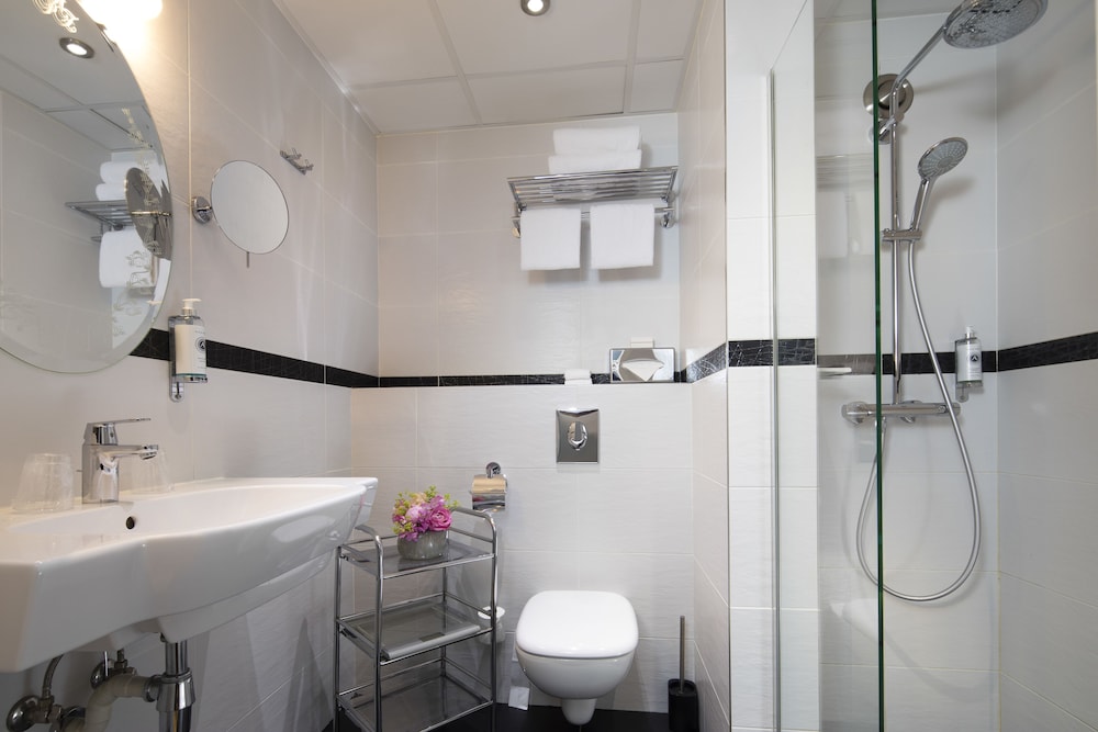 Hotel Plaza Elysees 46/50