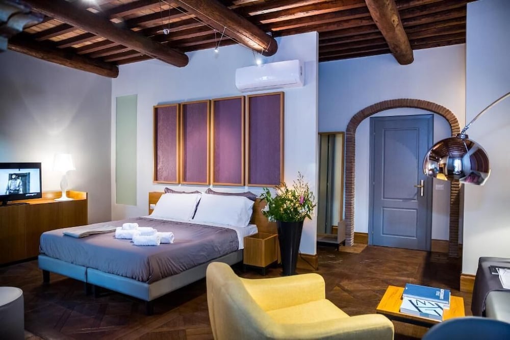 Grand Master Suites 28/74