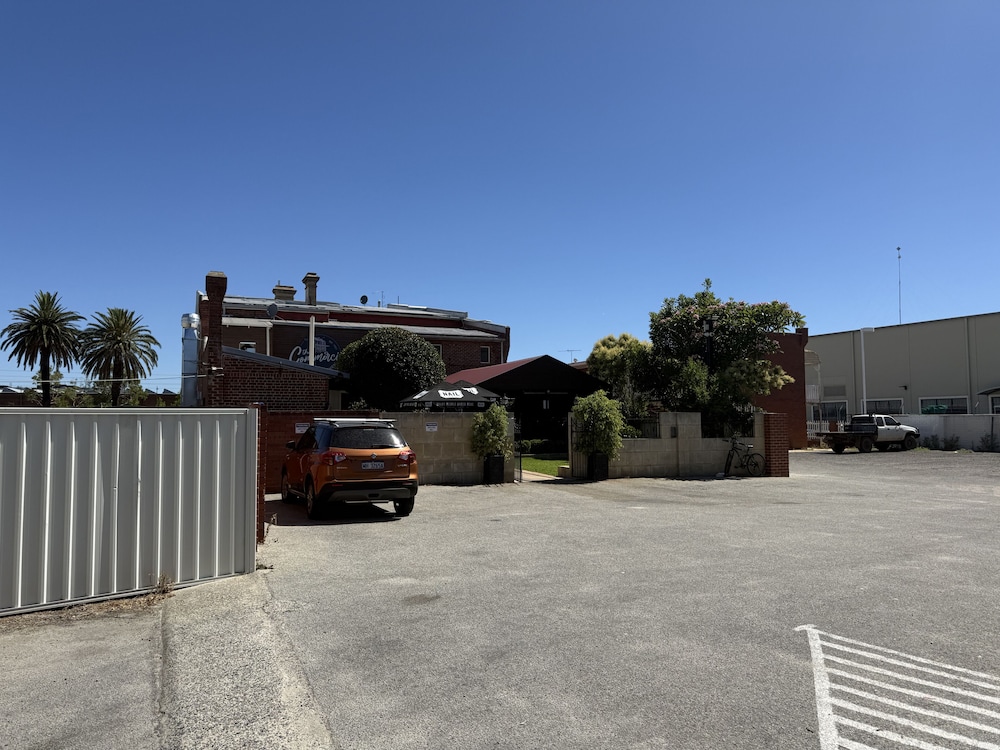 Budget Motel 32/46