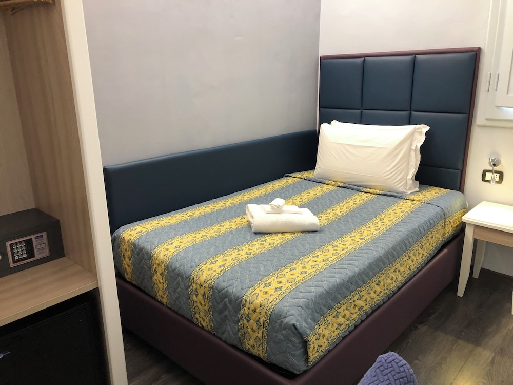 ROOM, SINGLE