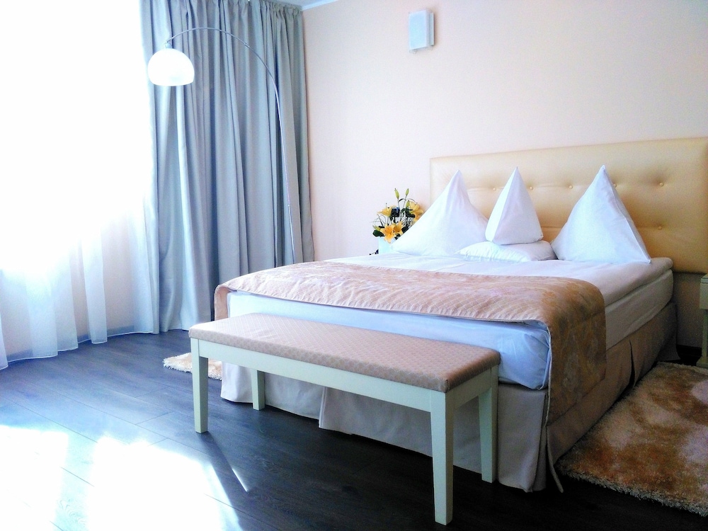 Paradis Hotel 7/34