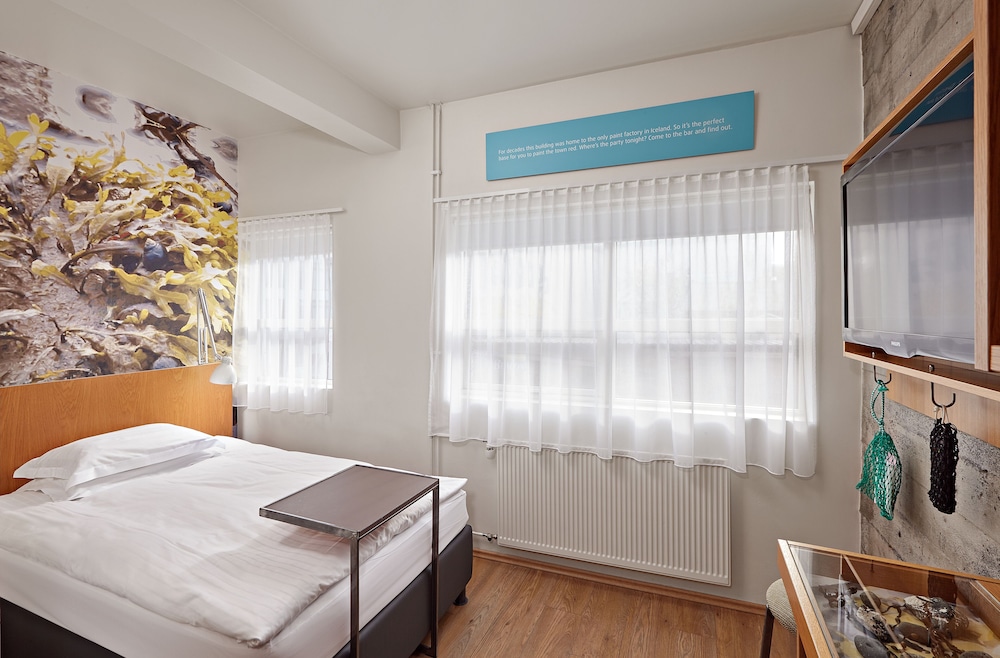 ROOM, SINGLE