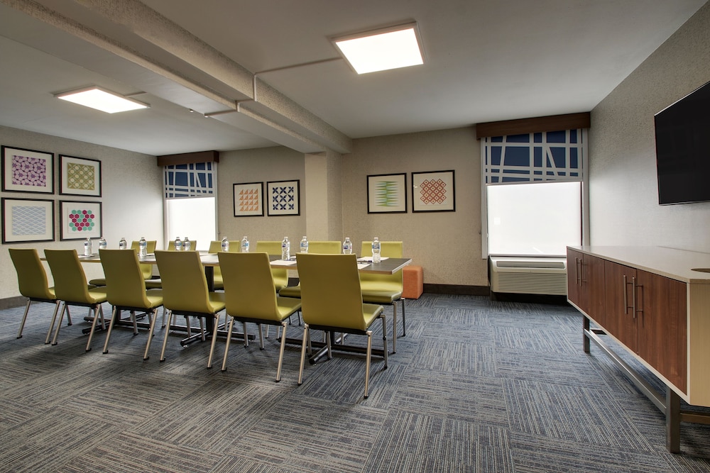 Holiday Inn Express Voorhees - Mt. Laurel 32/37