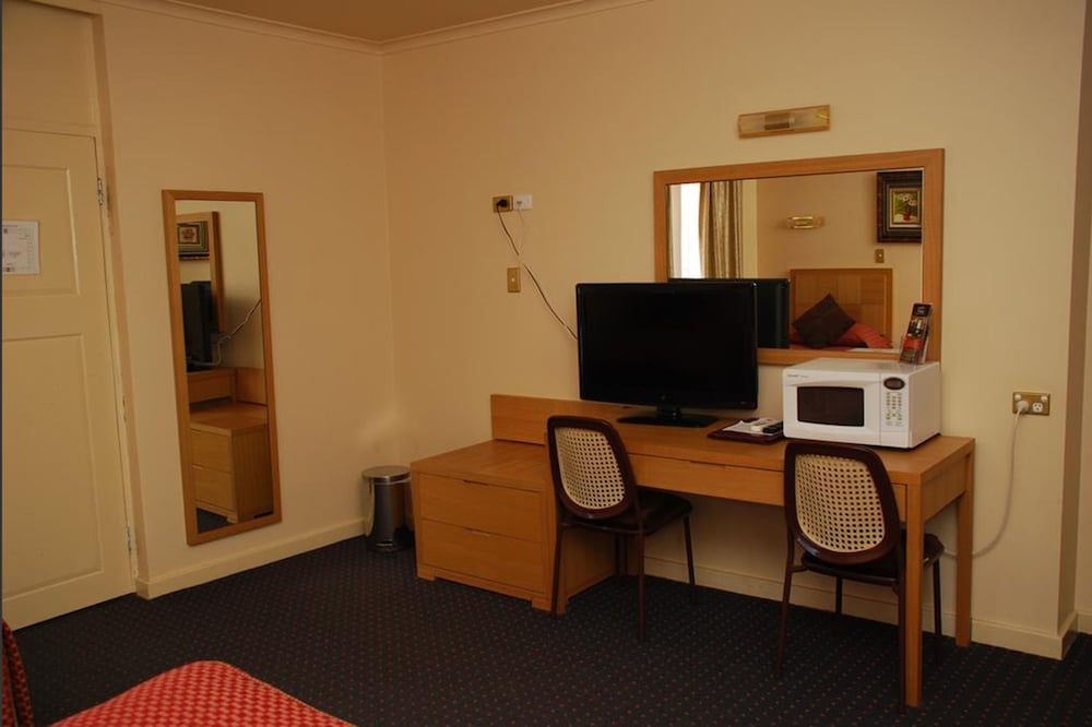 DESERT SAND MOTOR INN 19/25