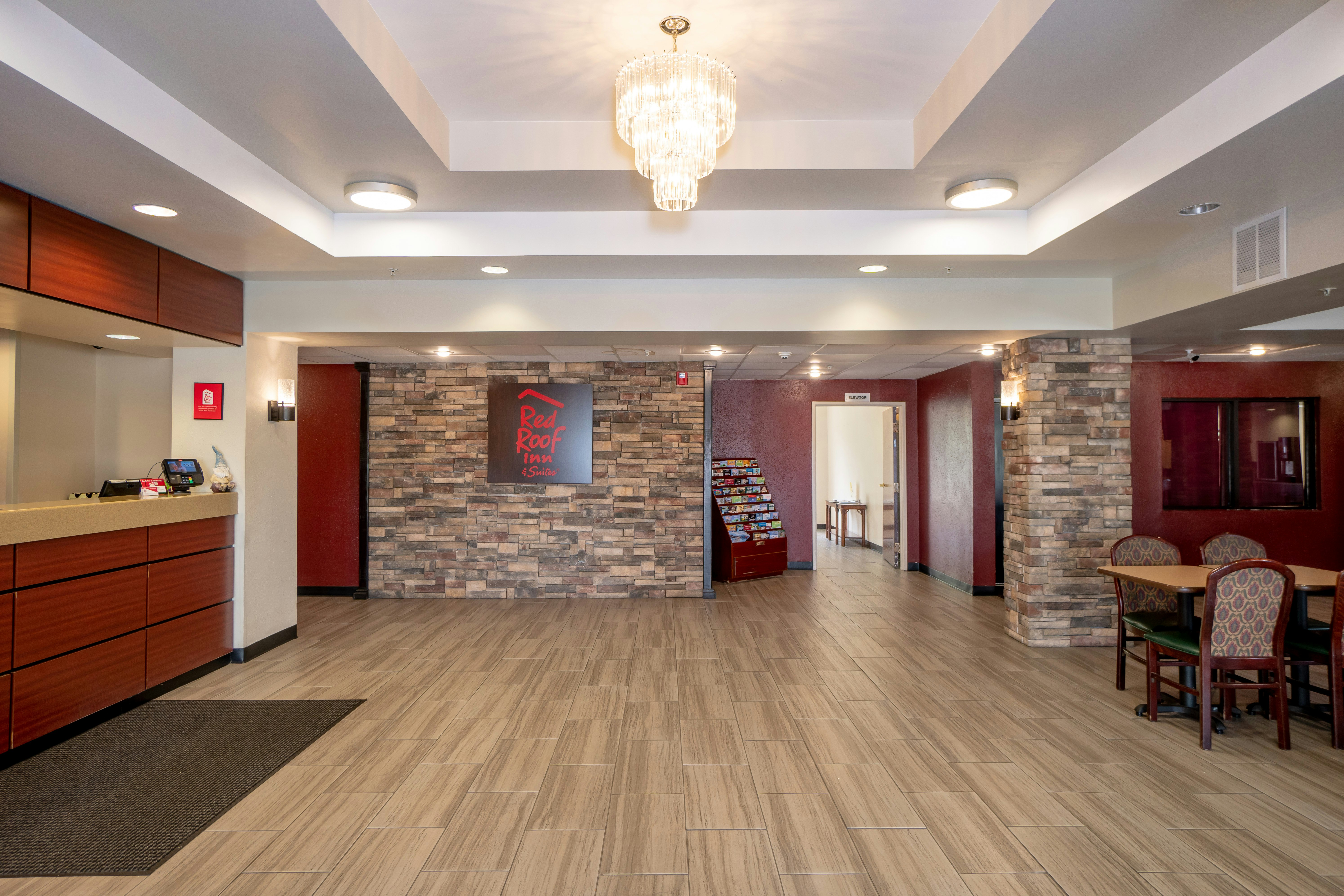 Red Roof Inn and Suites Indianapolis Airport 9/46
