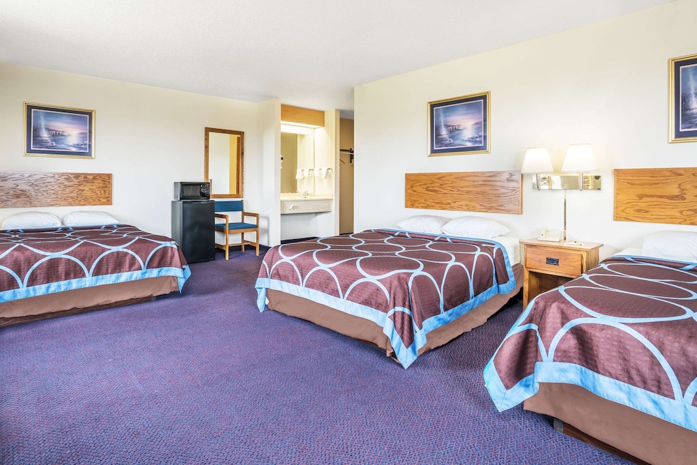 Super 8 By Wyndham Neillsville Wi 7/22