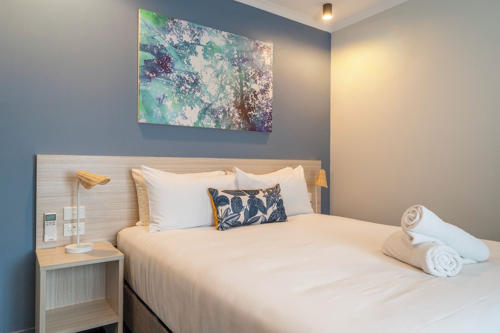 ROOM, QUEEN BED, KITCHENETTE