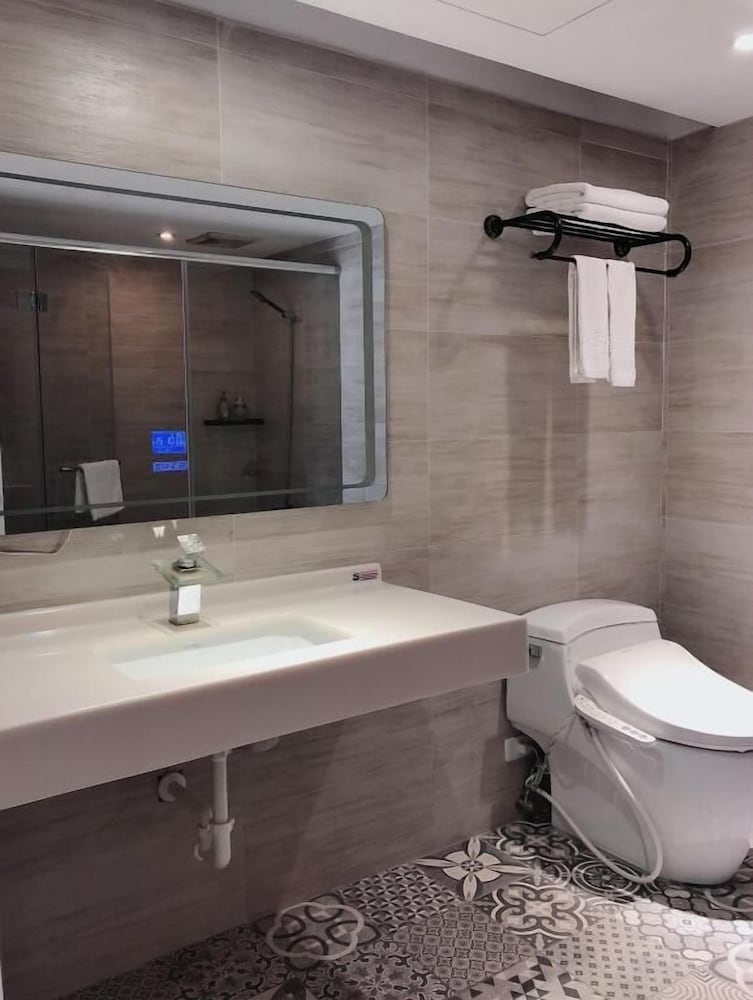 Champs Elysees Hotel 42/47