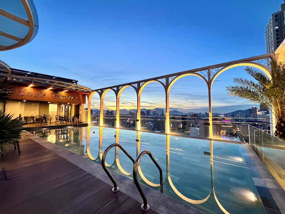 Golden Lotus Luxury Hotel Da Nang 22/50