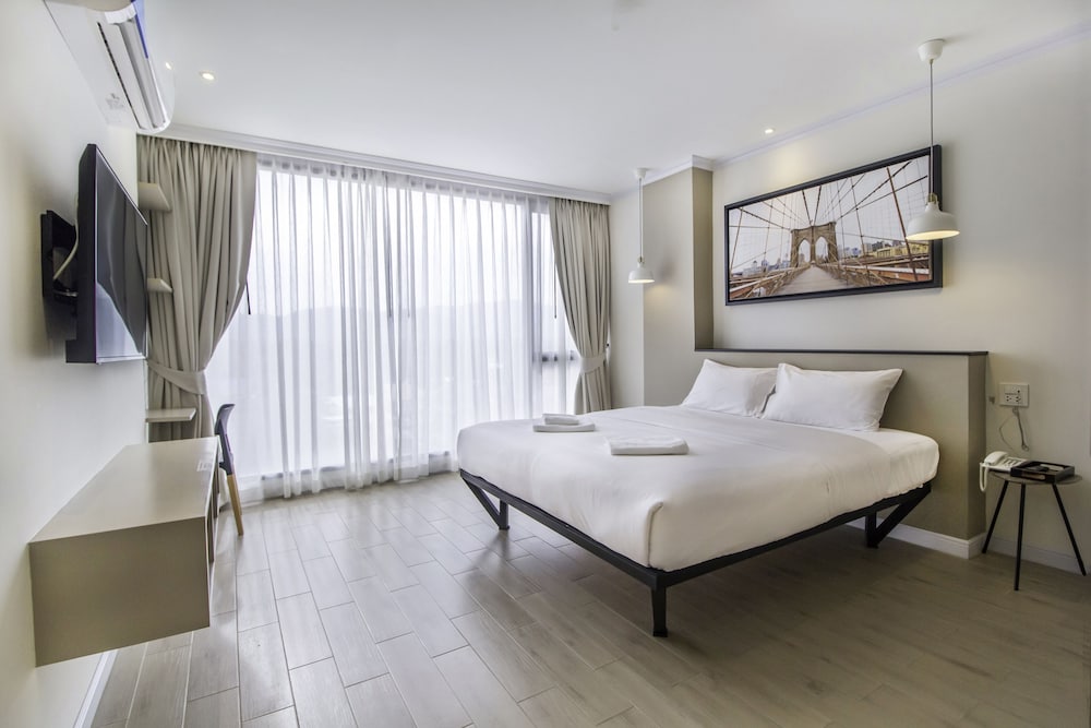1 BEDROOM