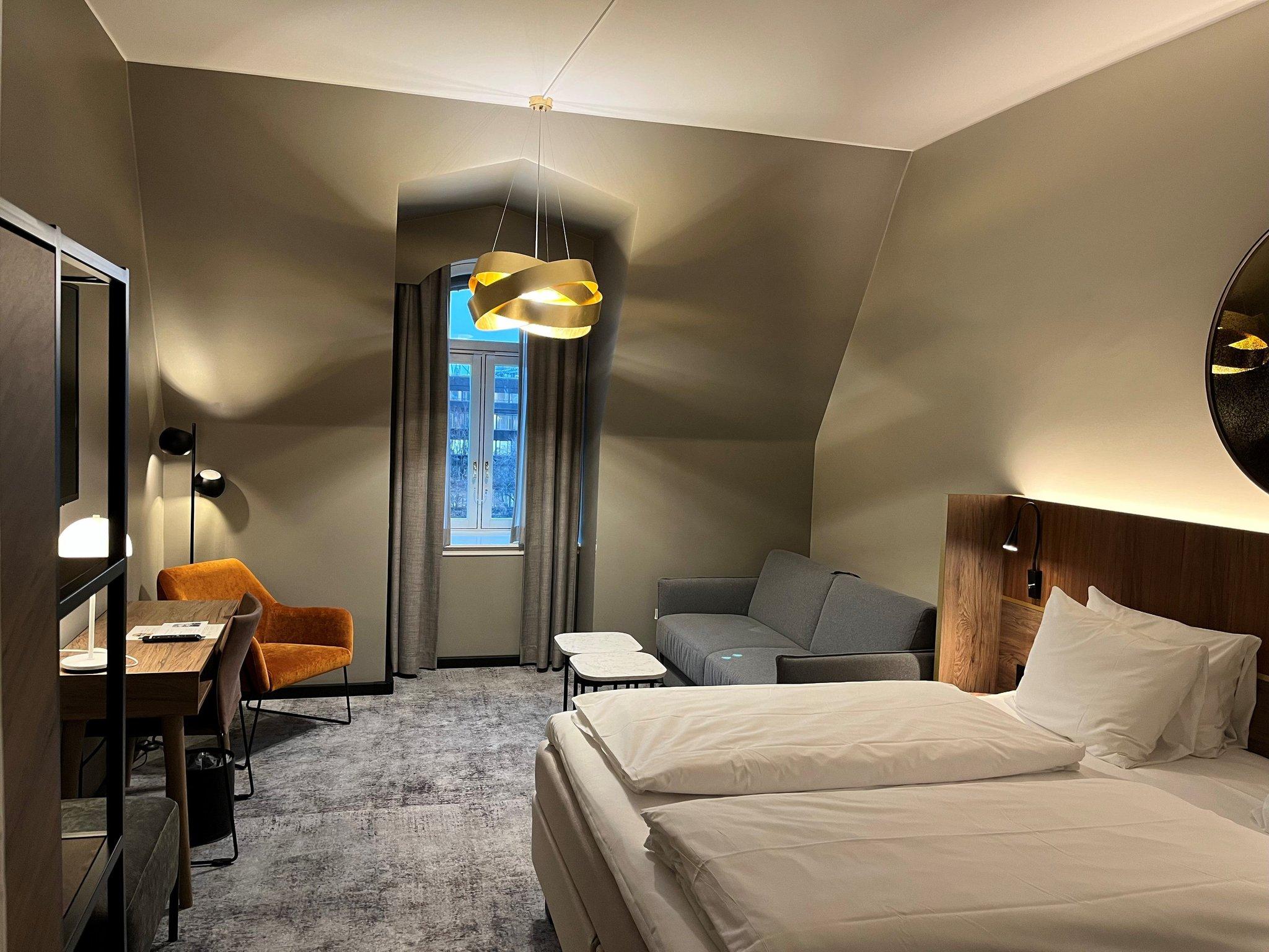 غرفة عائلية بسرير كينج مع أريكة