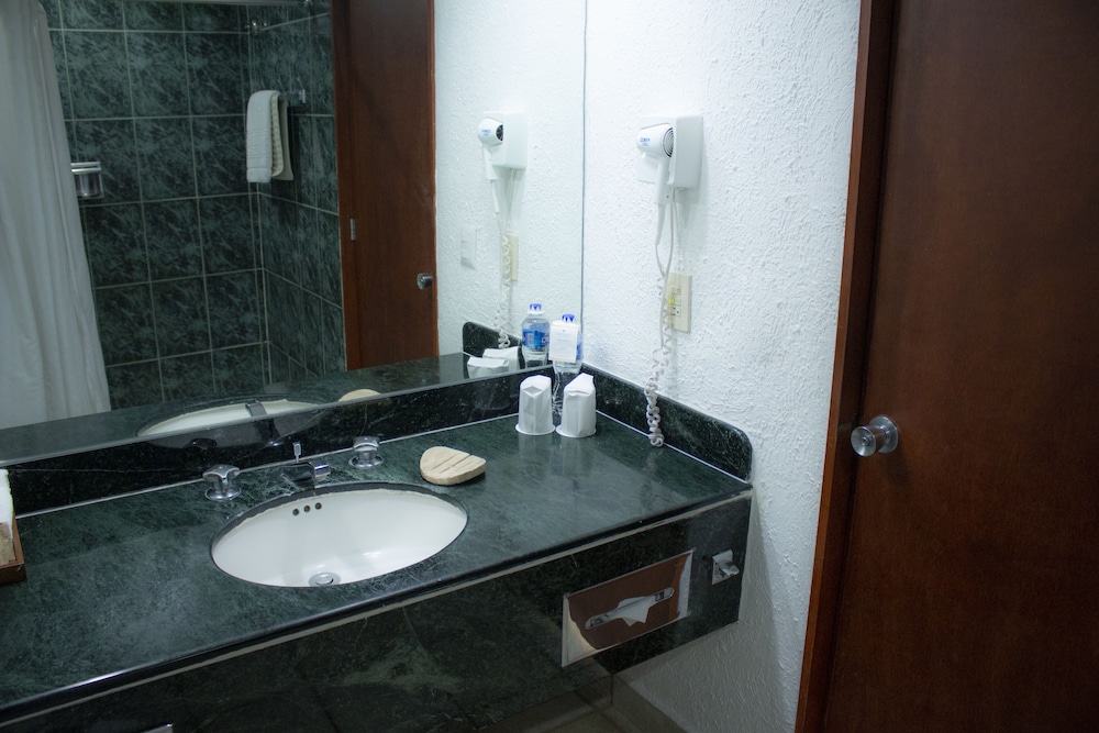 Emporio Ixtapa 47/50