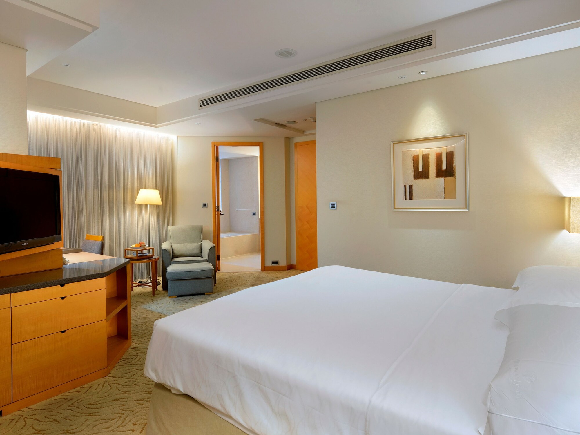 DELUXE, KING BED