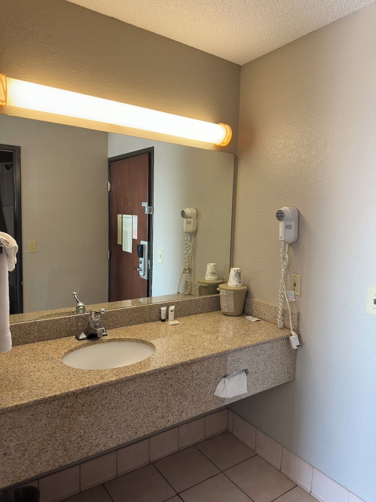 Baymont Inn & Suites by Wyndham Lincoln NE 40/47