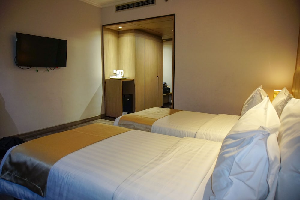 Superior, Twin Beds, No Window