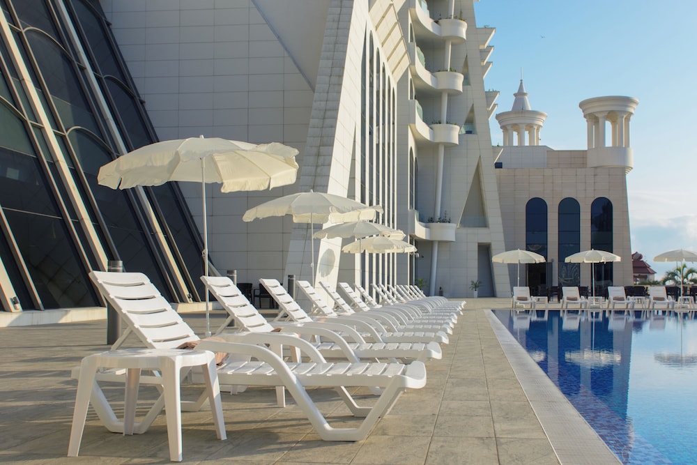 The Grand Gloria Hotel 26/36