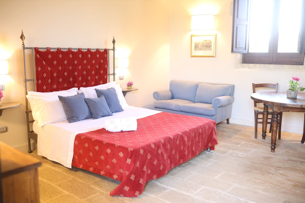 DELUXE, QUEEN BED, SOFA