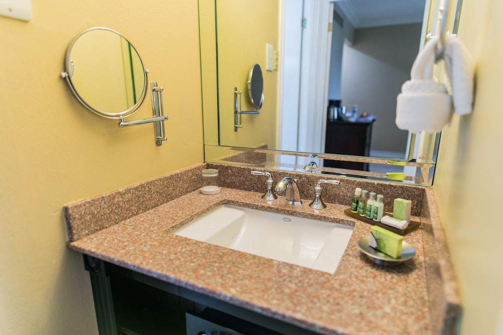 The Courtleigh Hotel And Suites 24/74