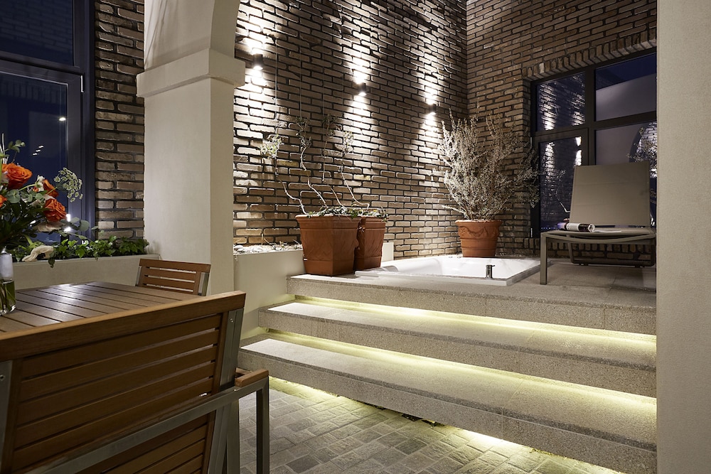 9 BRICK HOTEL 6/71