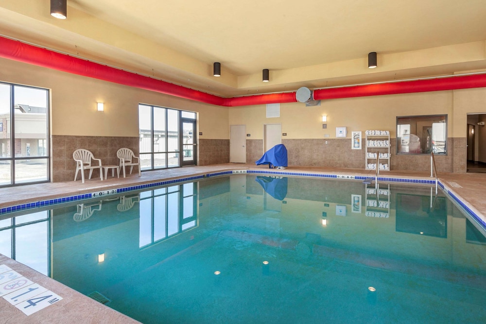 Comfort Suites Oshkosh, WI 2/32