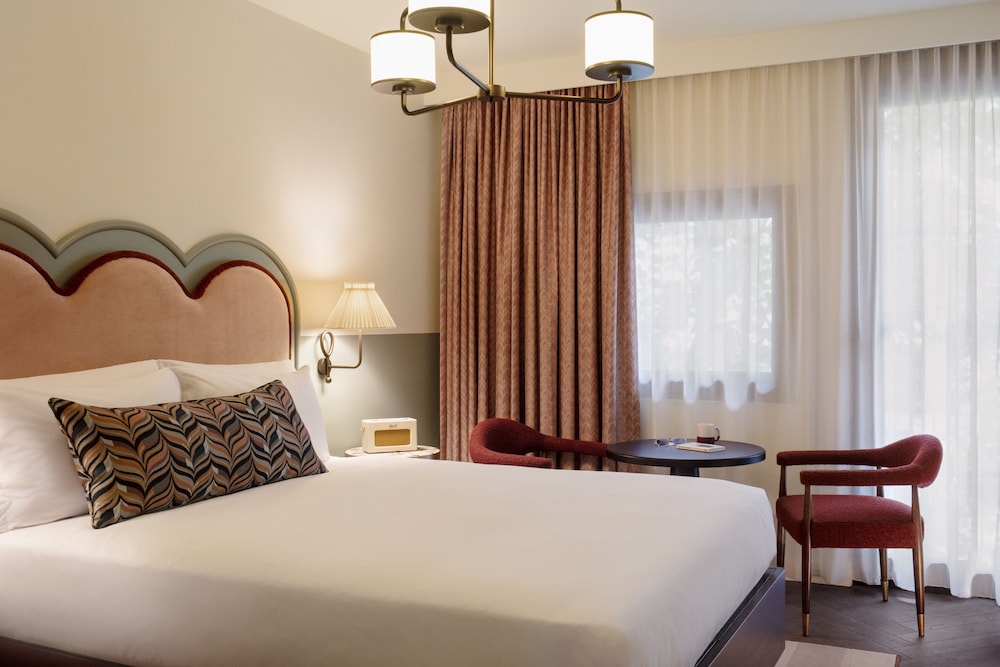 Roomy, Queen Bed
