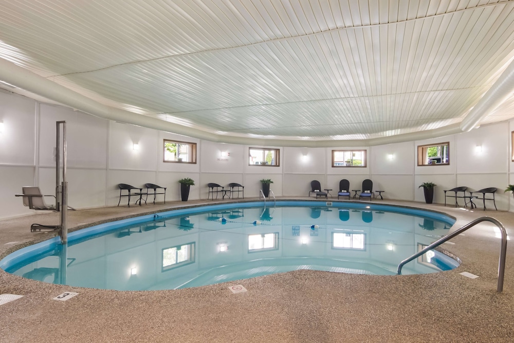 Best Western Plus Traverse City 25/39