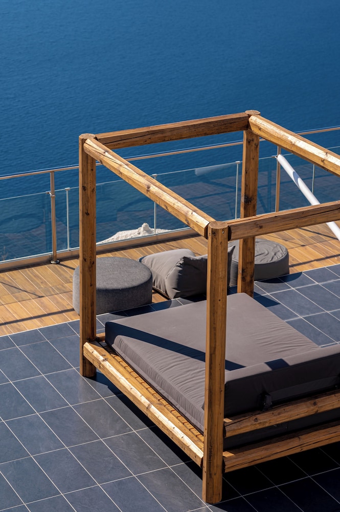 Gizis Cliffside Suites 37/50