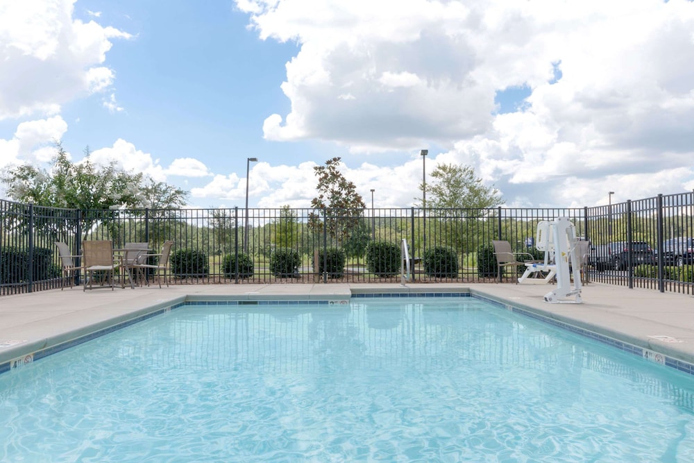 Microtel Inn & Suites By Wyndham Ozark 14/20