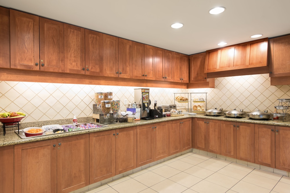 Residence Inn Toledo Maumee 3/28
