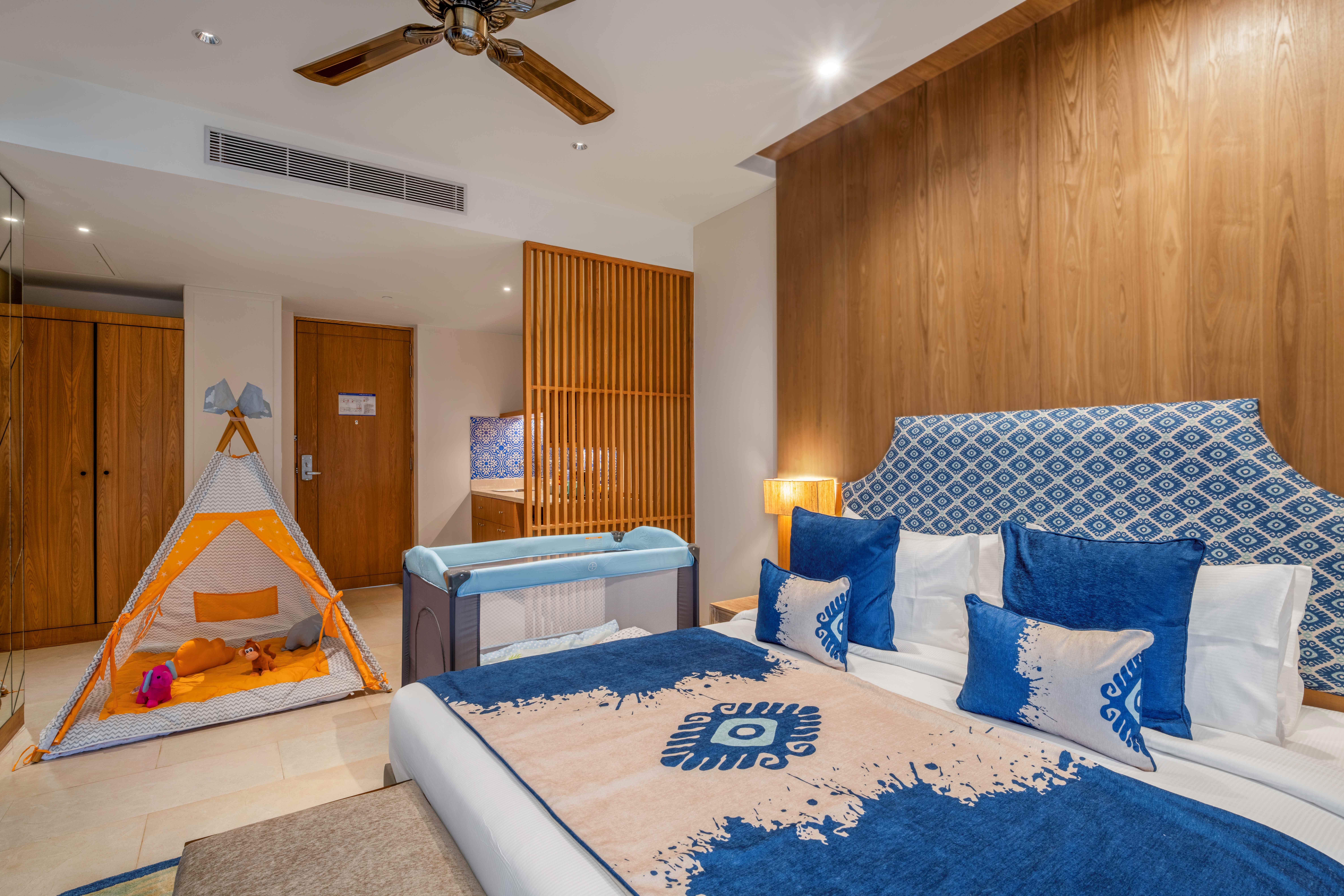 Astor, Suite, King Bed, Pool View, Balcony
