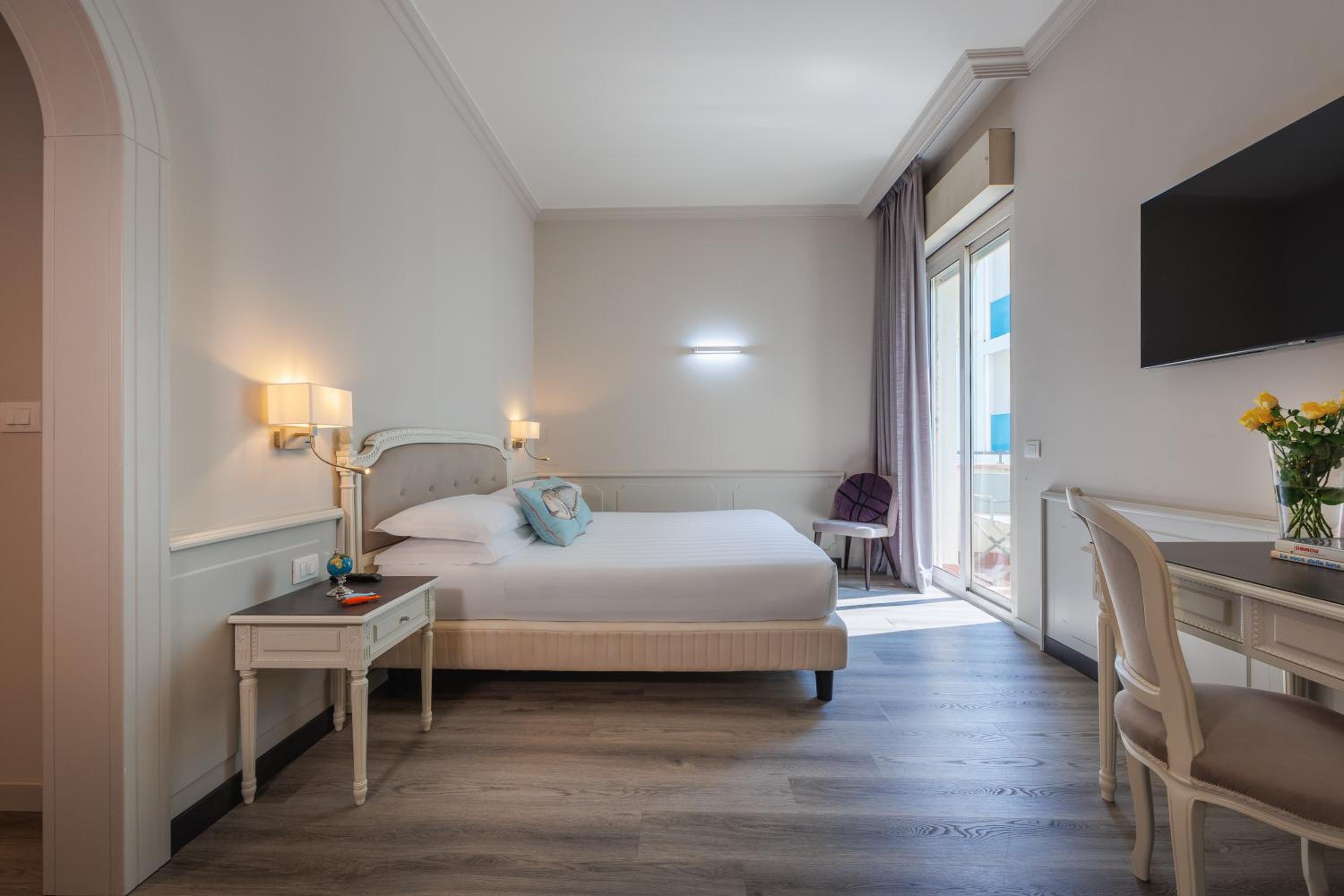Deluxe, Double or Twin Bed, Lateral Side Sea View